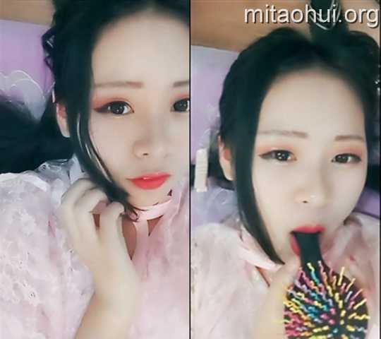 美女主播小仙女直播拿梳子玩